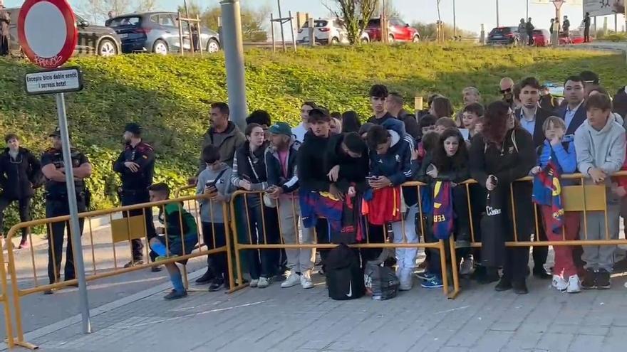 Expectación en Barcelona a la llegada de la Roja