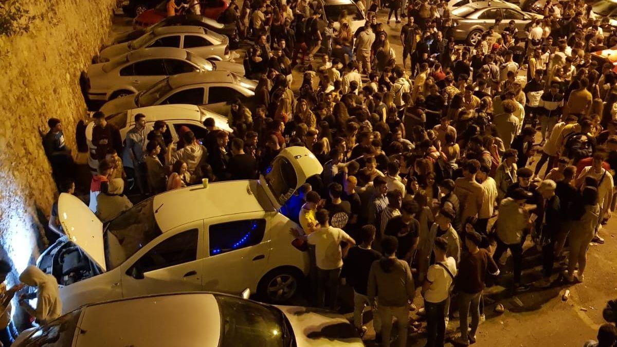 Decenas de personas, en el botellón de Cartagena que acabó en pelea sangrienta.