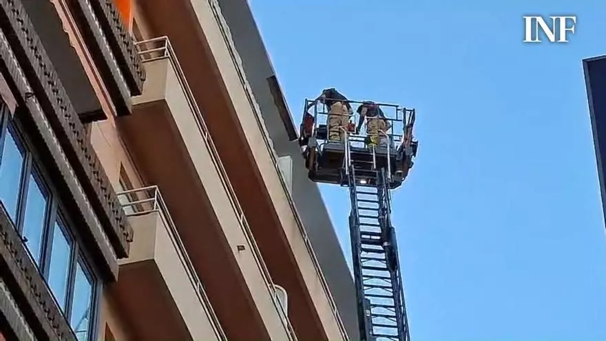 La calle Navas de Alicante, cortada al tráfico por el desprendimiento de una cornisa