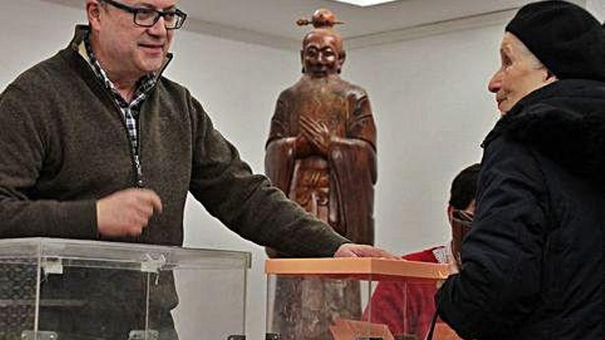 Electores leoneses votan en el Instituto Confucio de la capital.