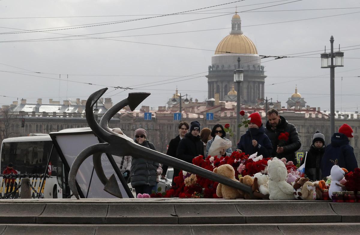 Desalojan un centro comercial en San Petersburgo por aviso de bomba.
