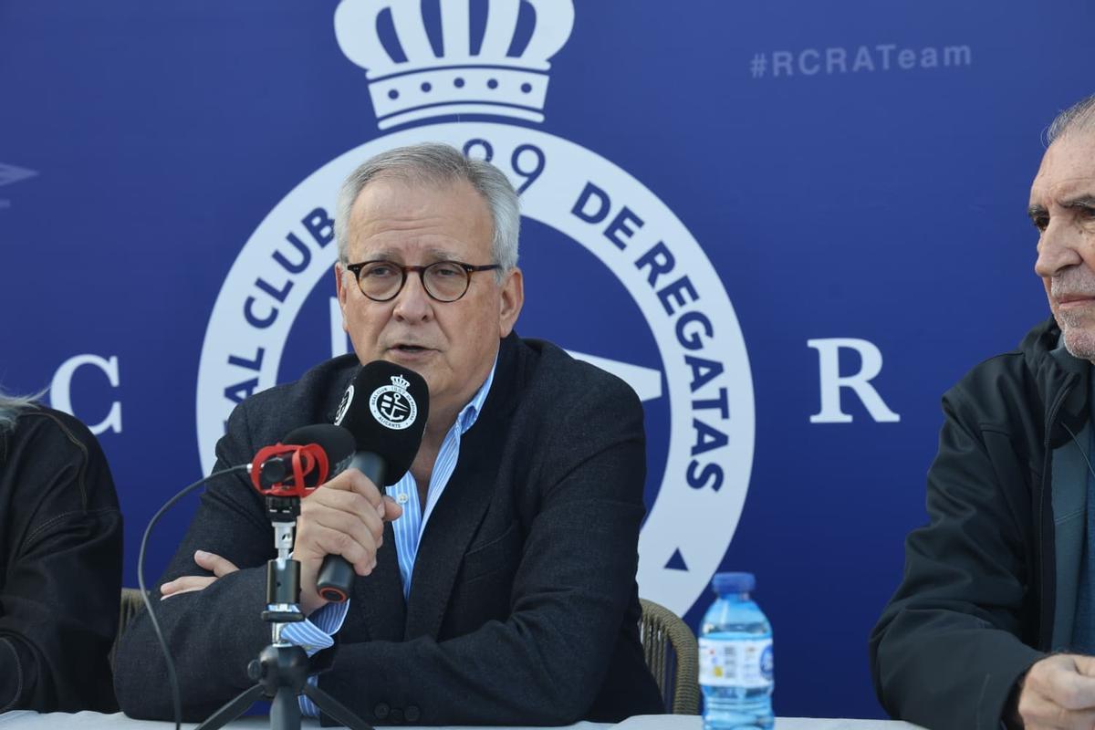 Javier Romero expone su candidatura a presidente del RCRA en una de las terrazas del club.