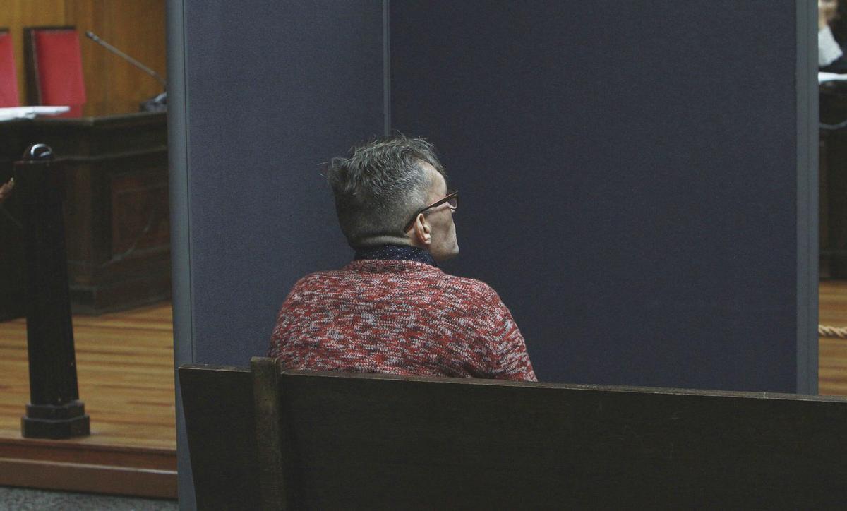 El encausado en el juicio, durante la declaración de la víctima, protegida por un biombo. | IÑAKI OSORIO