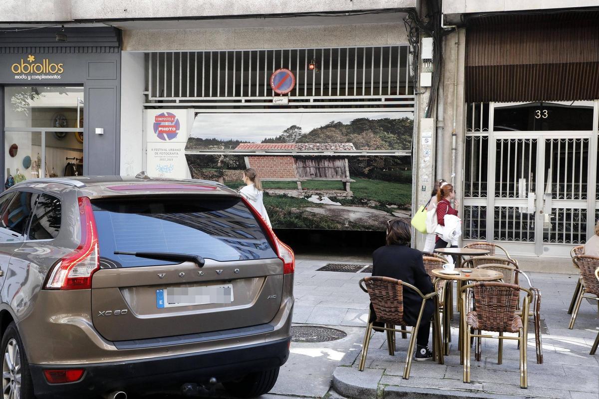 Un coche se dispone a entrar en un garaje del Ensanche de Santiago