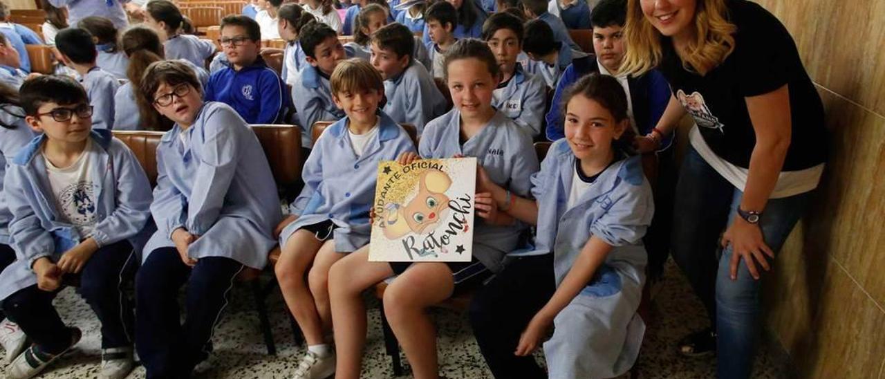 Dulce Victoria Pérez Rumoroso, con alumnos del colegio Luisa de Marillac, durante la lectura de cuentos publicados en LA NUEVA ESPAÑA de Avilés.