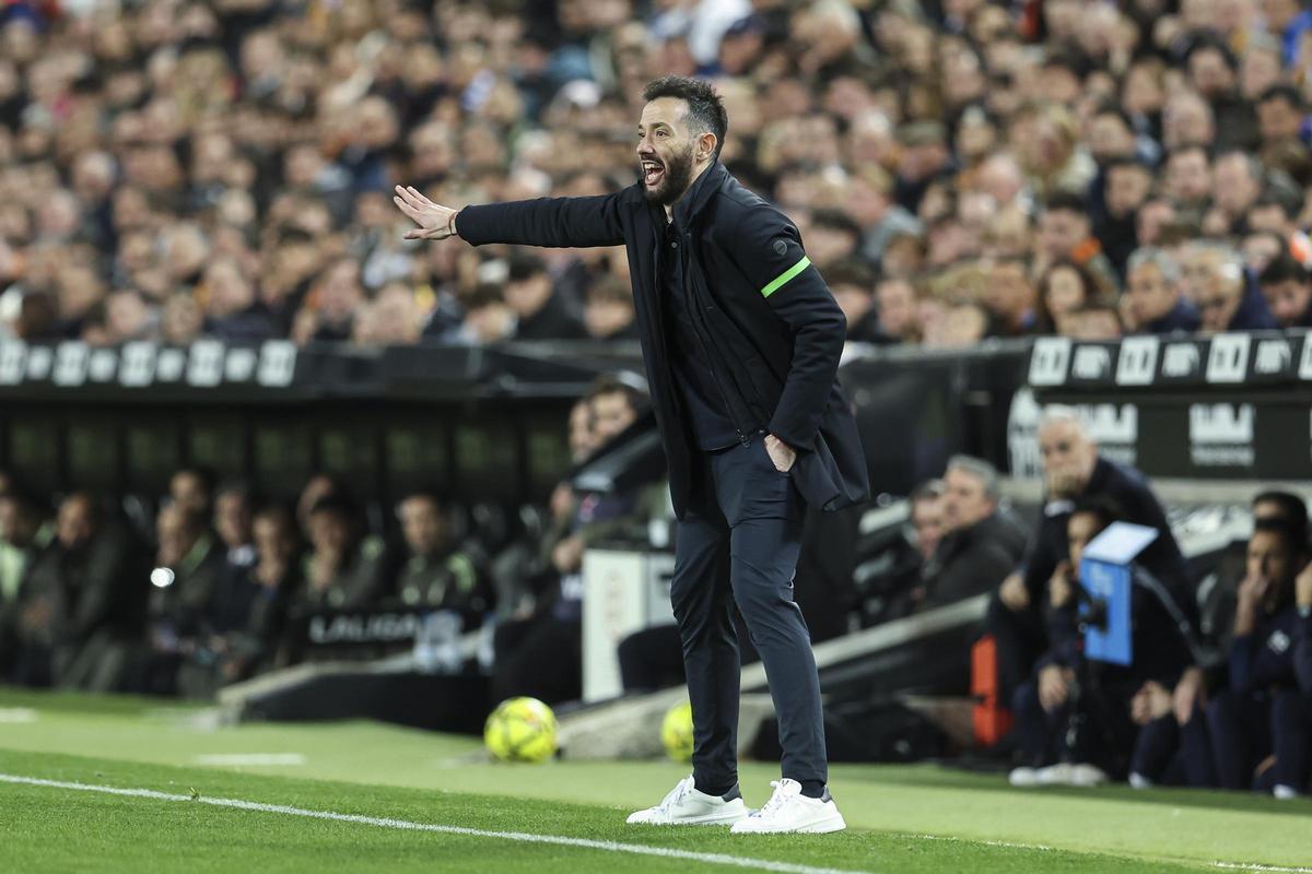 Carlos Corberán, durante el partido contra el Real Madrid.