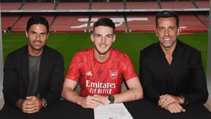 Declan Rice, junto a Mikel Arteta y Edu, director deportivo del Arsenal