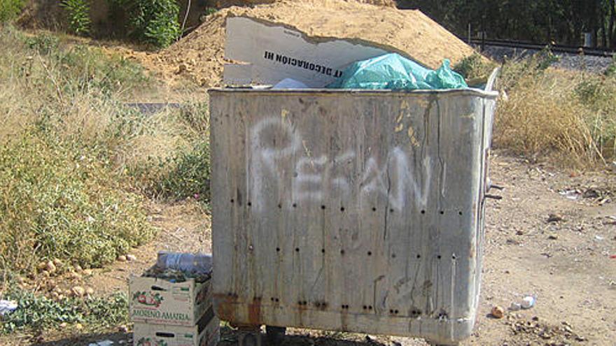 Un grupo de voluntarios limpia un sendero del Duero, con basura por el intenso uso en agosto