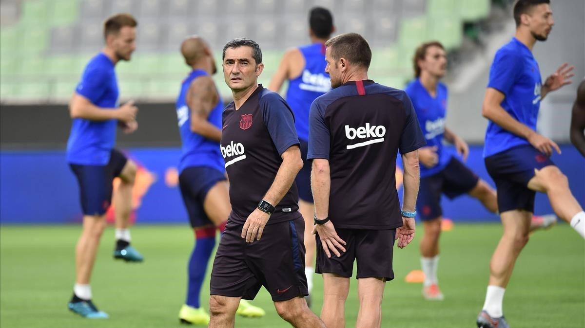 aguasch49223919 fc barcelona s spanish head coach ernesto valverde  front  l190820214607