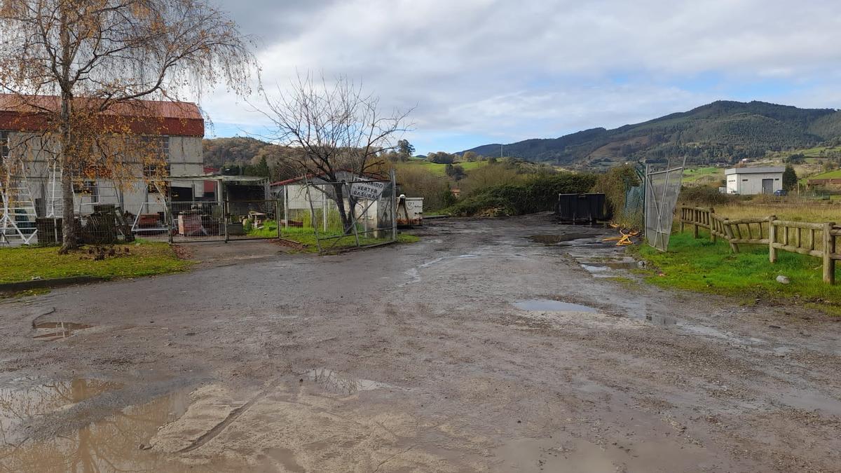 Entrada al futuro punto limpio del casco urbano.