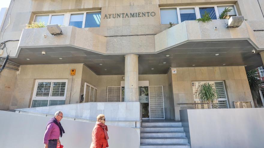 Imagen de la fachada del edificio principal del Ayuntamiento de Torrevieja/Foto TONY SEVILLA