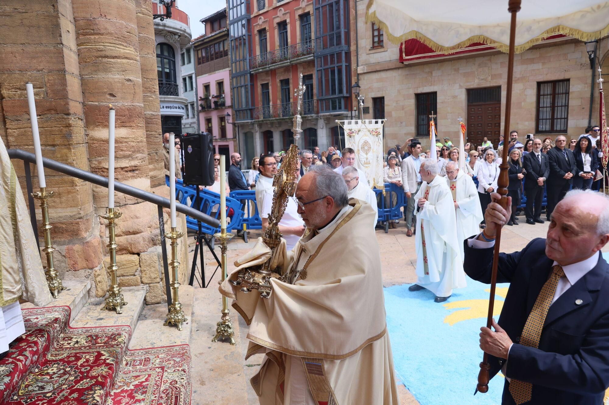 Así fue la misa del Corpus Christi en la catedral de Oviedo.