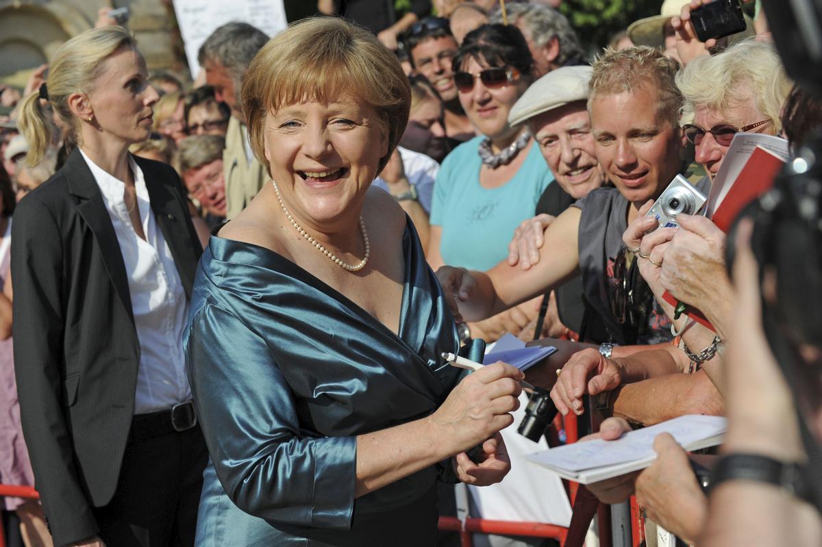 Angela Merkel firmando autógrafos en Bayreuth en 2012. 