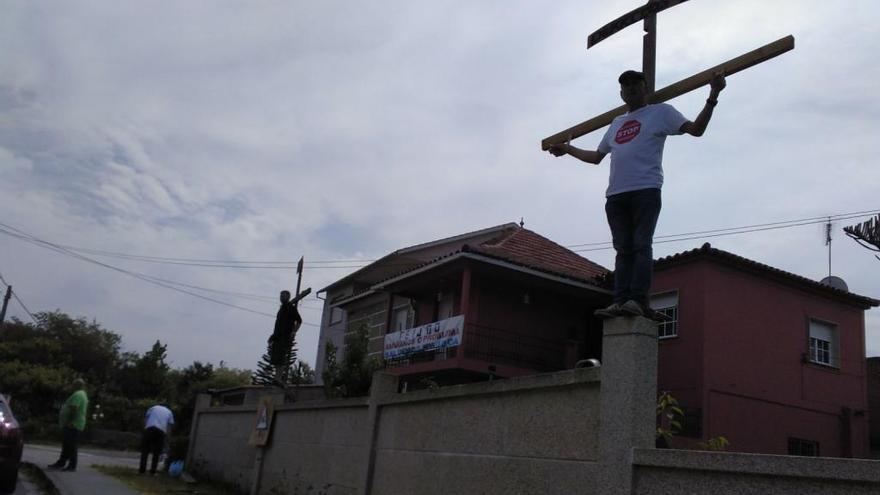 Los vecinos de Vilaboa se crucifican contra los derribos