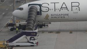 El avión Boeing 777-300ER de Singapore Airlines, estacionado después del vuelo SQ321 entre Londres y Singapur que sufrió fuertes turbulencia, en el Aeropuerto Internacional Suvarnabhumi, cerca de Bangkok, Tailandia, el miércoles 22 de mayo de 2024.