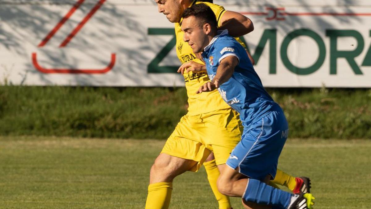 Dos jugadores luchan por la posesión del balón en Los Barreros. | J. L. F.