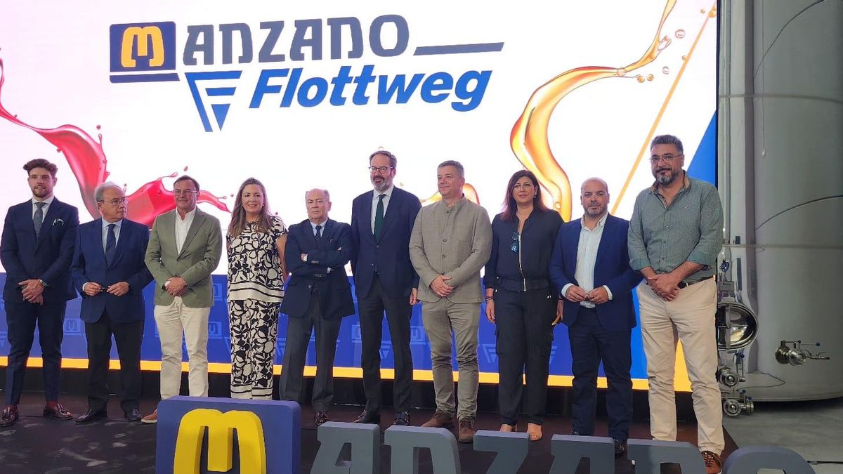 Directivos de Calderería Manzano con autoridades.
