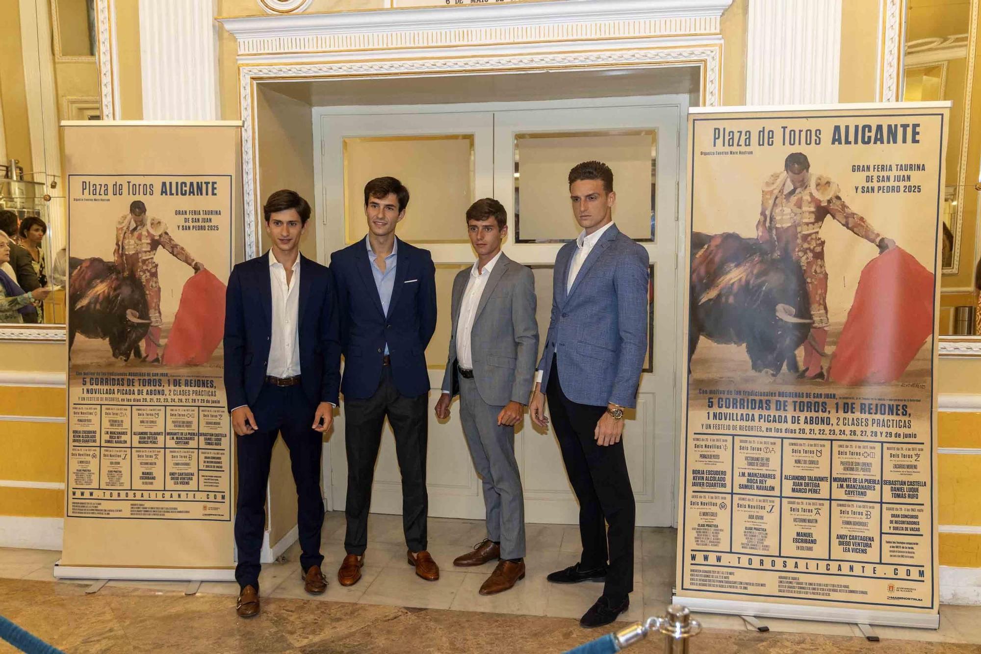 Manuel Escribano pronuncia el pregón de apertura de la Feria de Hogueras en el Teatro Principal de Alicante