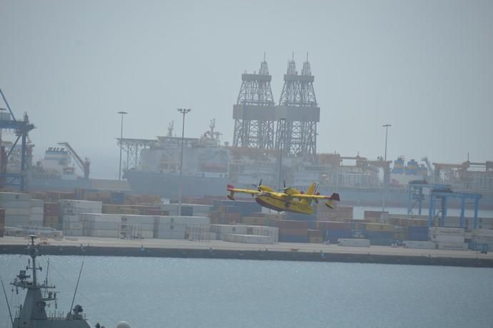 Los hidroaviones cargan agua en el Puerto de Las Palmas - Incendio Gran Canaria 2019