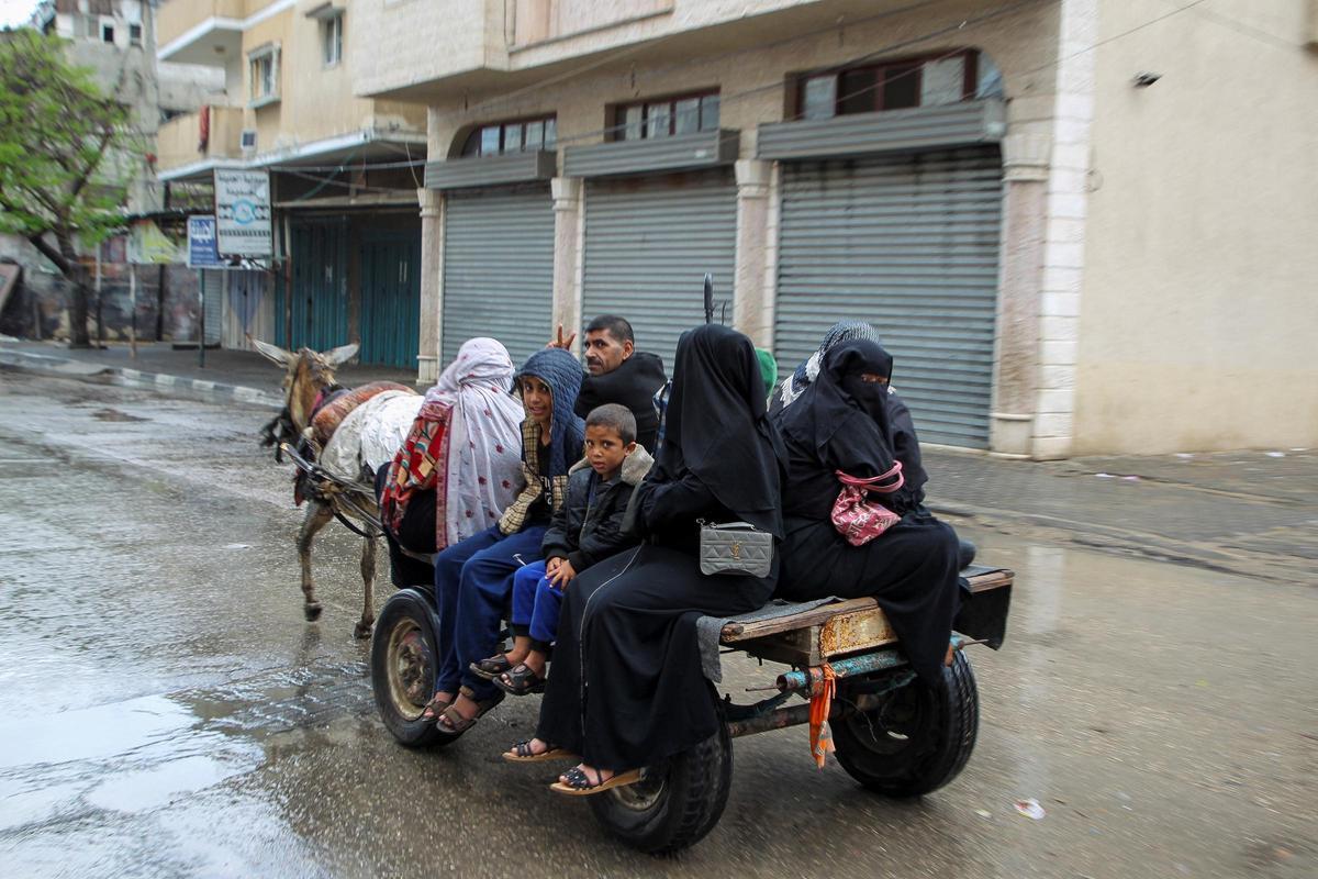 Ciudadanos palestinos abandonan Rafah ante el anuncio israelí de una posible invasión