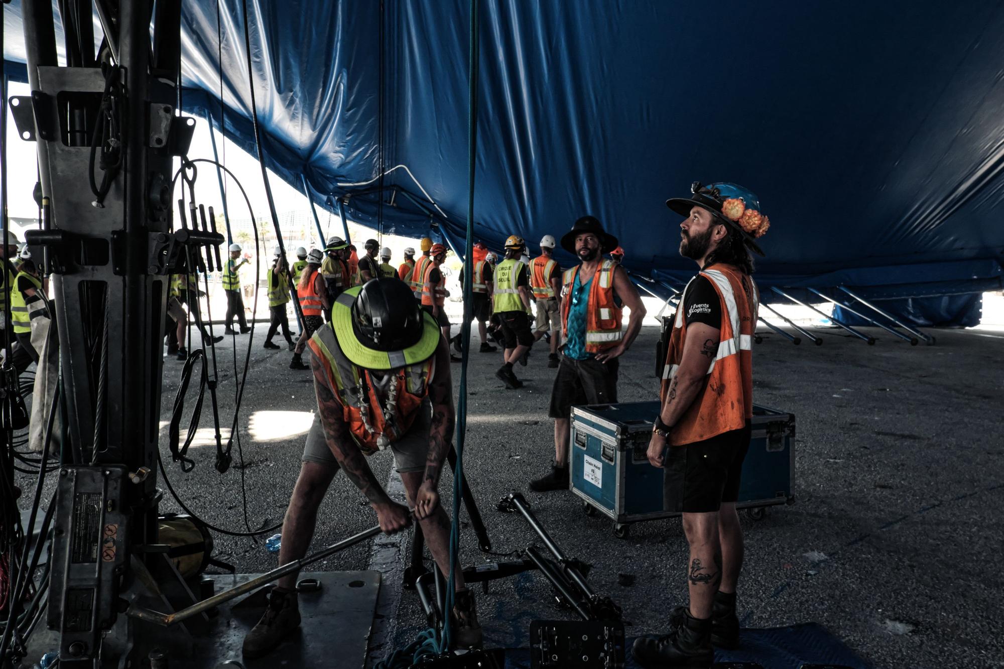 Izado de la Gran Carpa del Circo del Sol en el que 60 personas empujan mas de 100 postes de soporte para elevar la lona hasta su posición final 