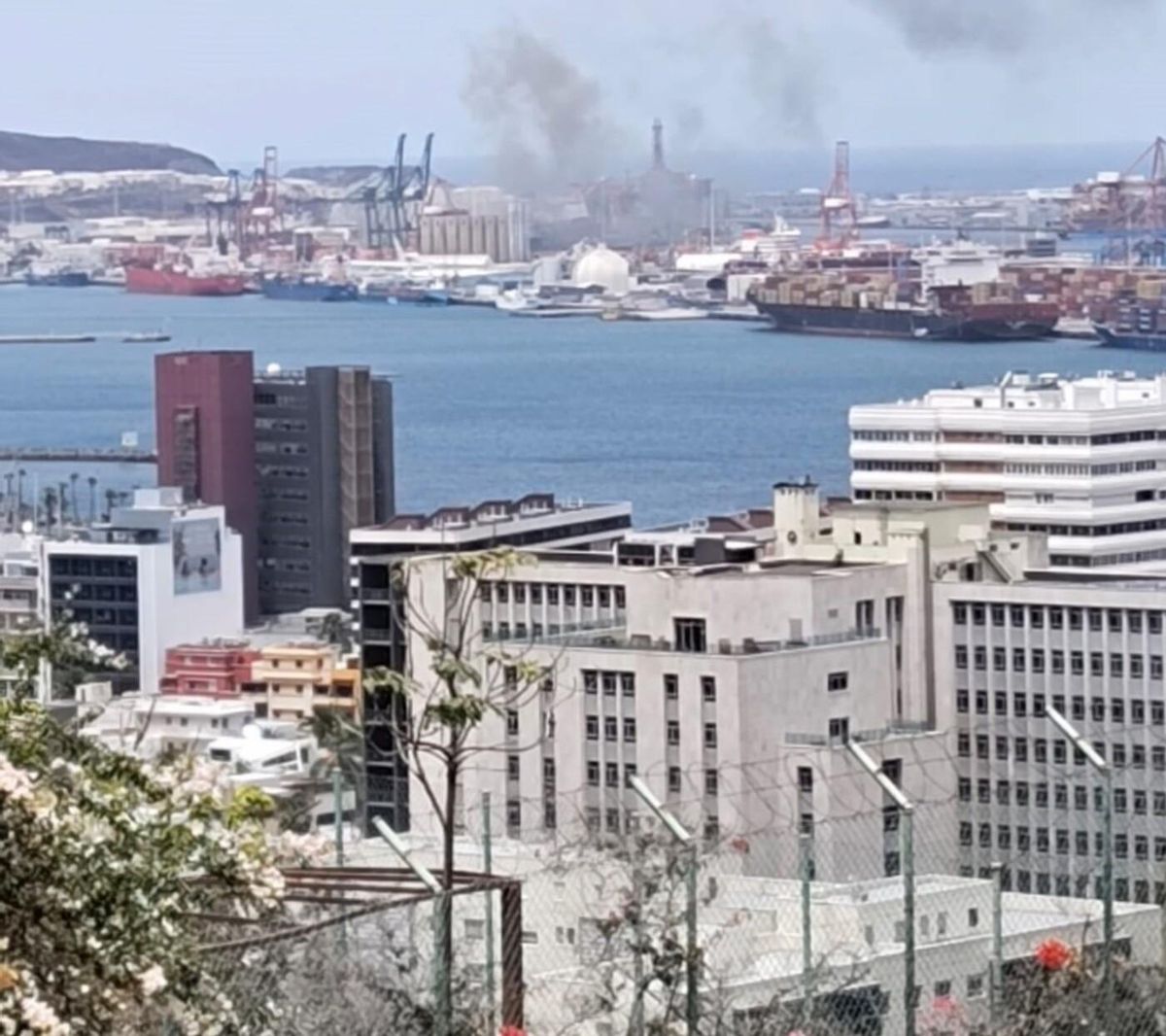 Columna de humo por el incendio desatado este miércoles en el Puerto de Las Palmas