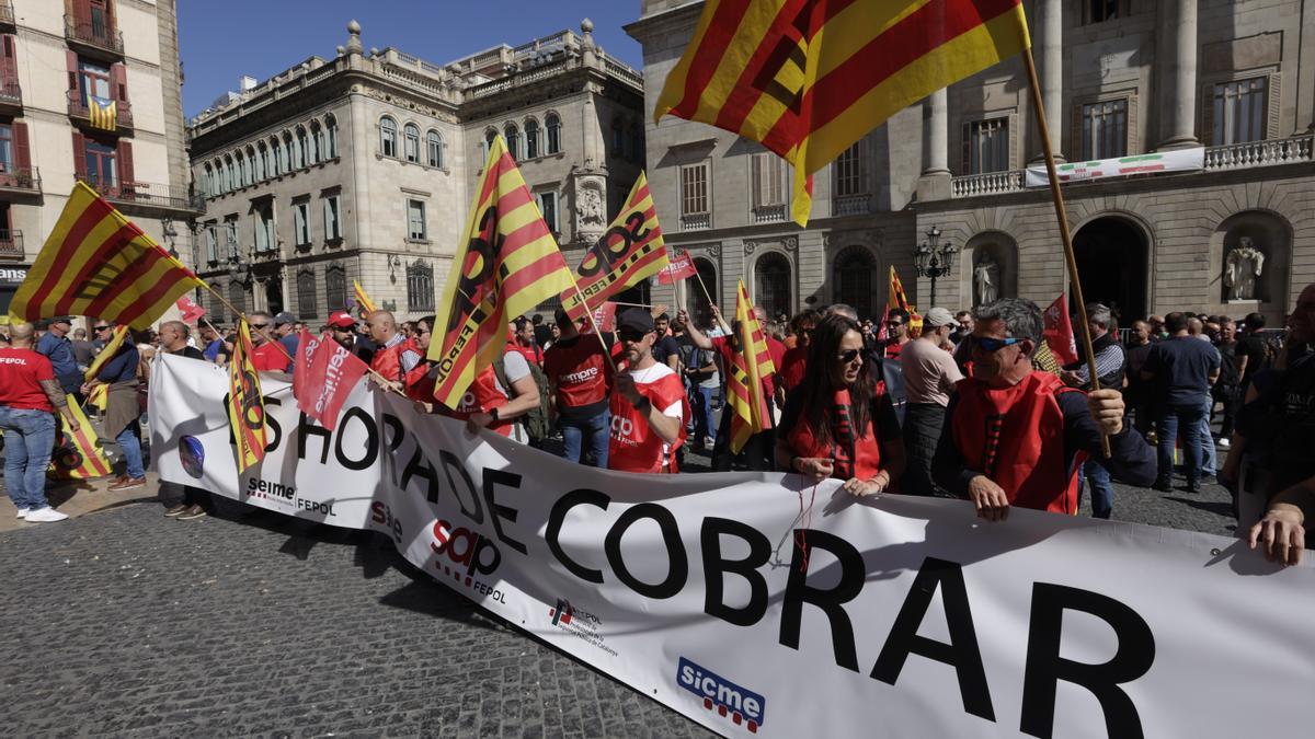 Protesta de los Mossos para exigir mejoras laborales