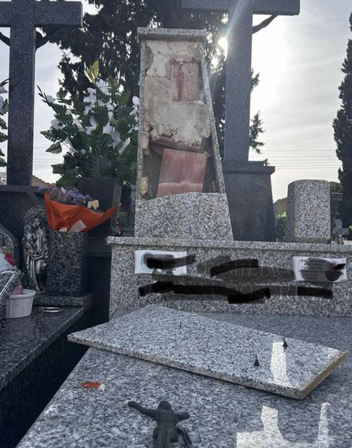 Destrozos en una tumba del cementerio Cisto de la Salud de Espinardo