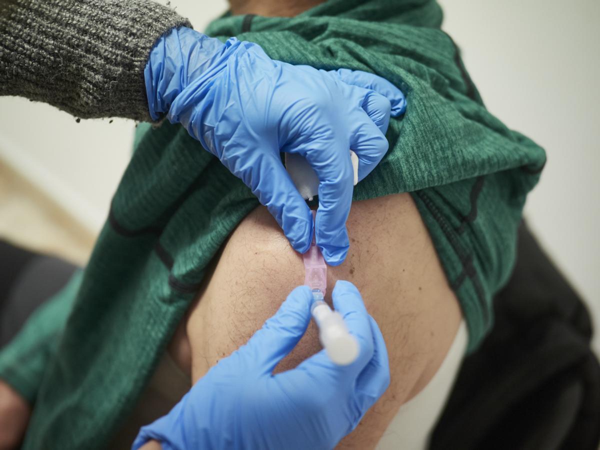 Una personas recibe la vacuna contra el virus. Eduardo Sanz