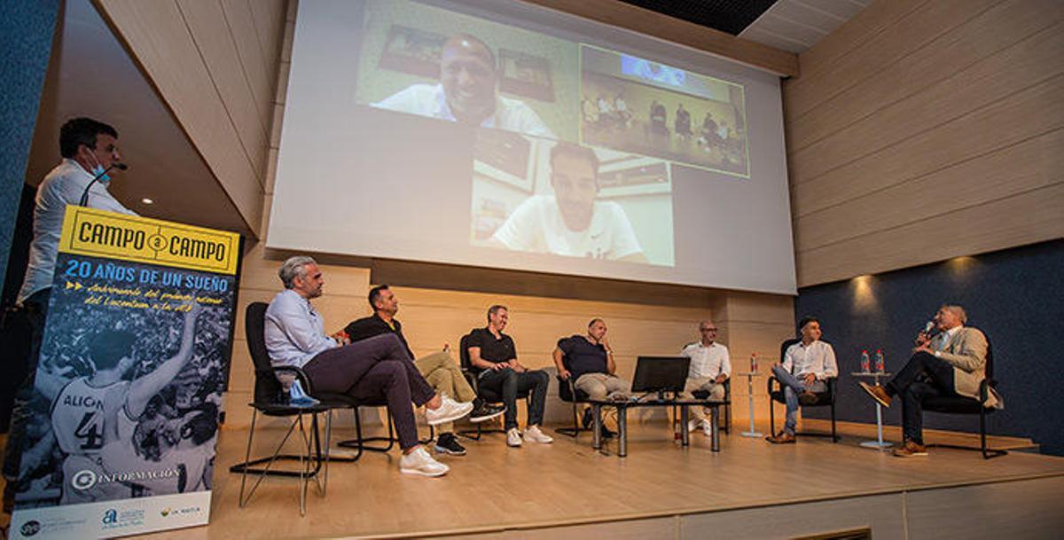 Cabot, Rejón, Martínez, García, Casadevall, Moya, Millán y Balaguer, en el escenario, con Calderón y Gil, en directo, en la pantalla.