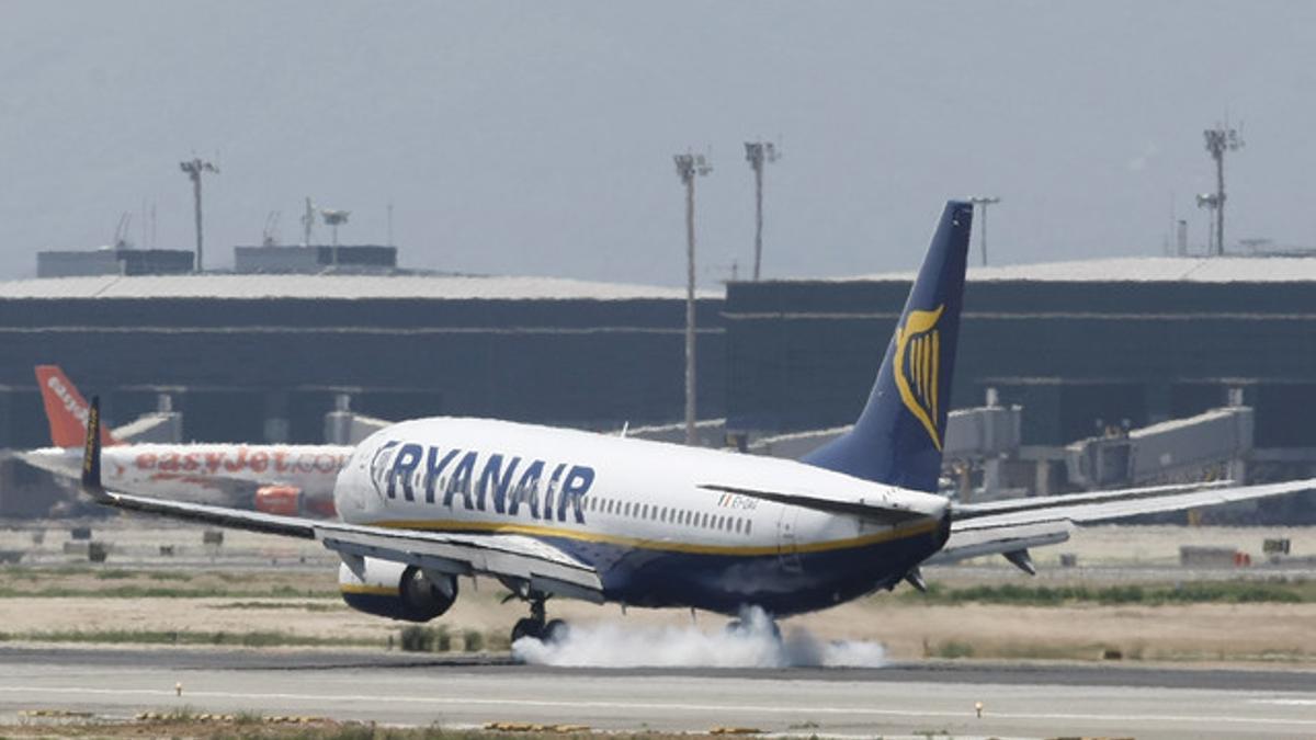 Un avión de Ryanair, en el aeropuerto de El Prat, el pasado mes de agosto.