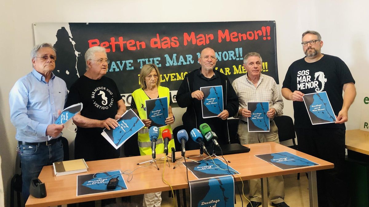 Representantes de las asociaciones que firman el 'Decálogo por el Mar Menor'.