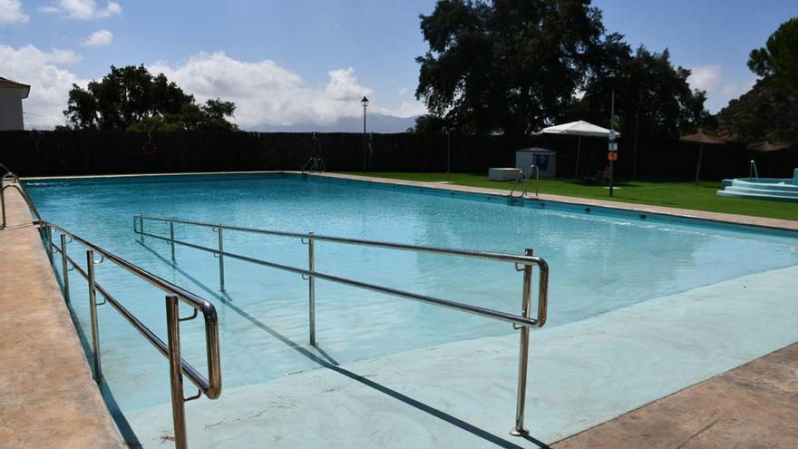 La piscina cuenta con una rampa para personas con discapacidad.