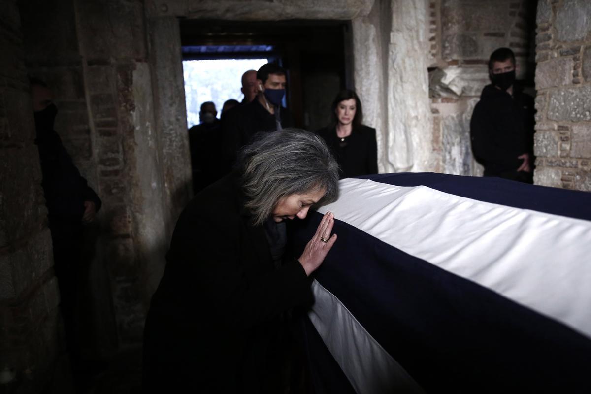 Athens (Greece), 16/01/2023.- A woman pays her respects to the former King Constantine II, at Saint Eleftherios chapel of the Metropolis Ctahedral in Athens, Greece, 16 January 2023. Greece’s former King Constantine II died at the age of 82 on 10 January 2023. The funeral service is due to take place at the Metropolis Cathedral of Athen and he will be burried near the graves of his ancestrors at the Tatoi former royal palace. (Grecia, Atenas) EFE/EPA/YANNIS KOLESIDID