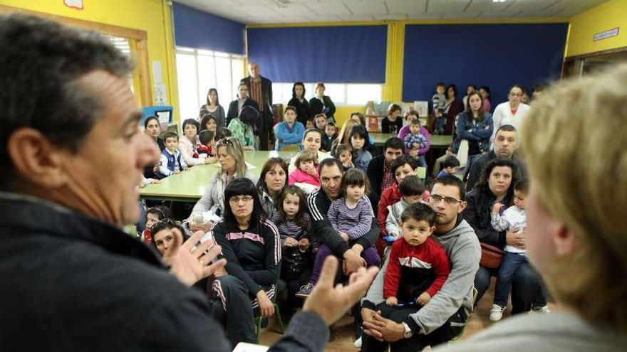 Director y jefa de estudios de Figueiroa, en una reunión anterior con familias de Infantil.  // Bernabé / Luismy