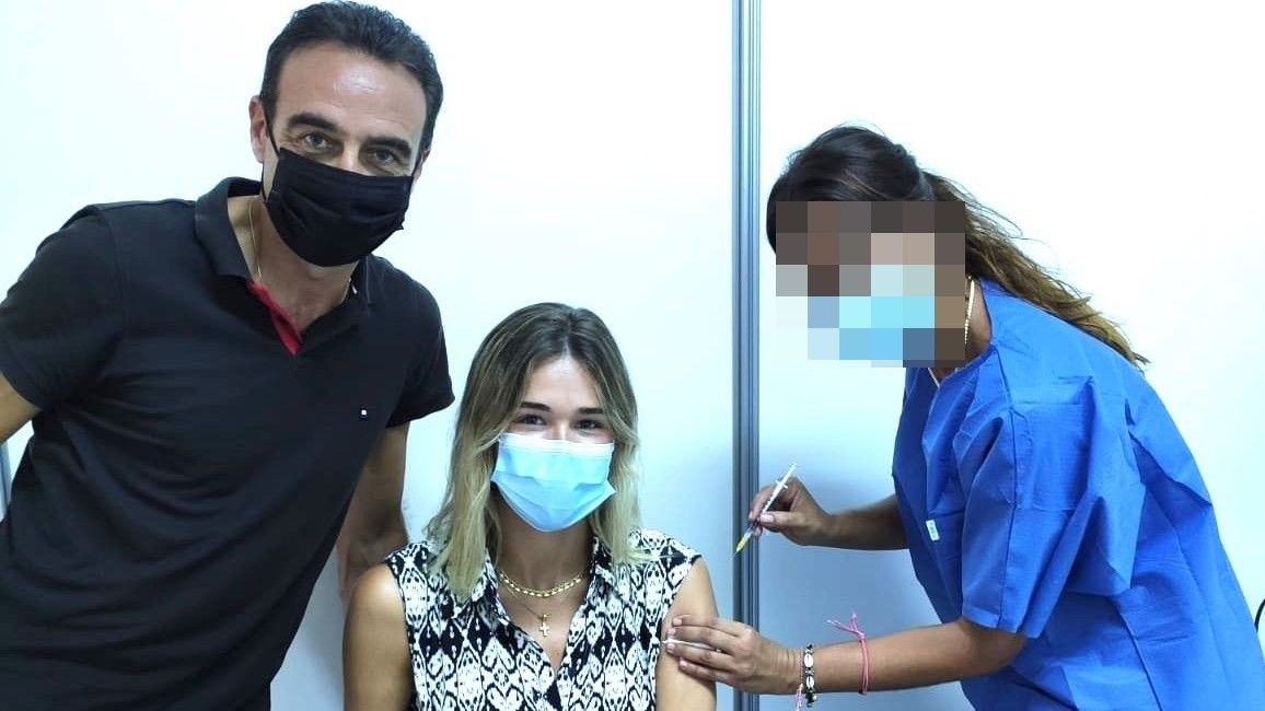 Enrique Ponce y Ana Soria se vacunan, este jueves, en el Distrito de Atención Primaria de Almería.