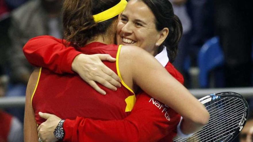 Conchita Martínez se abraza con Garbiñe Muguruza tras eliminar a Serbia el pasado fin de semana.