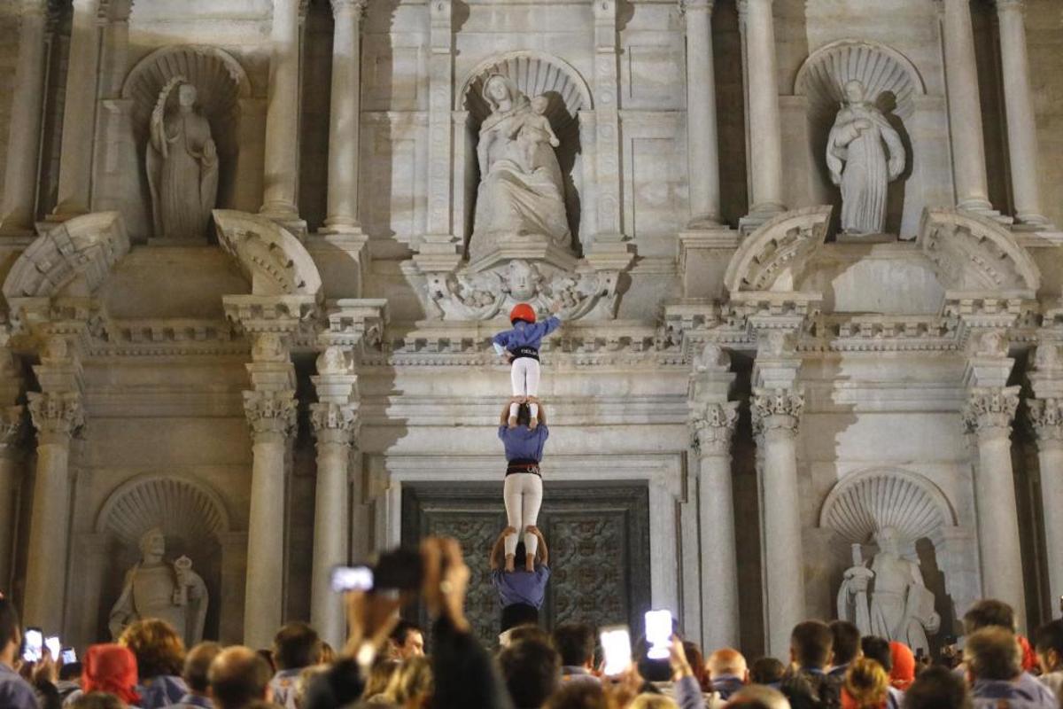 Els Marrecs pugen el pilar de 4 per les escales de la Catedral