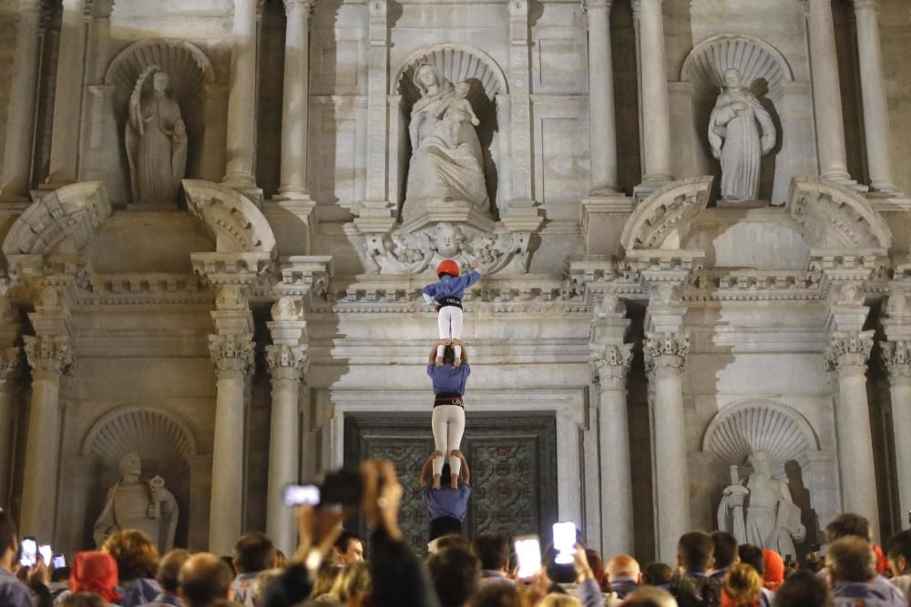 Els Marrecs pugen el pilar de 4 per les escales de la Catedral