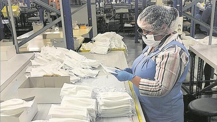 Marie Claire trabaja para fabricar batas ante el déficit en hospitales