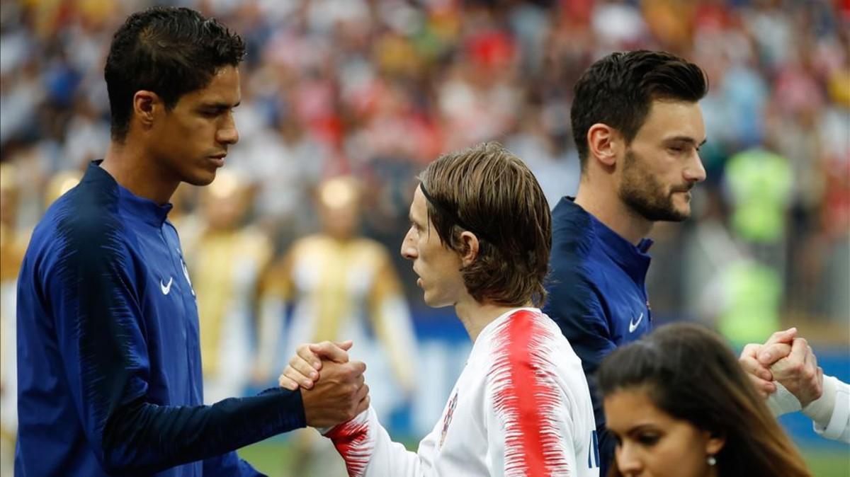 Varane y Modric se saludan antes de la final del Mundial