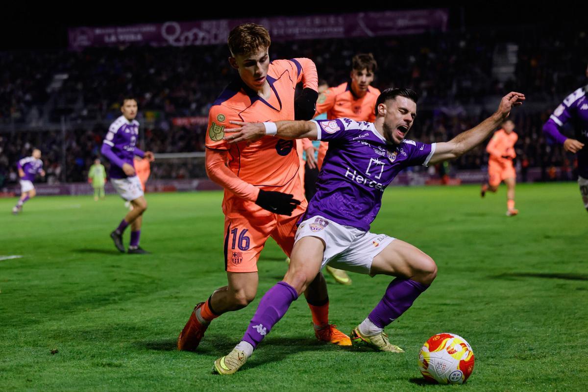 Fermín López presiona a Miguel Cera durante el partido copero.