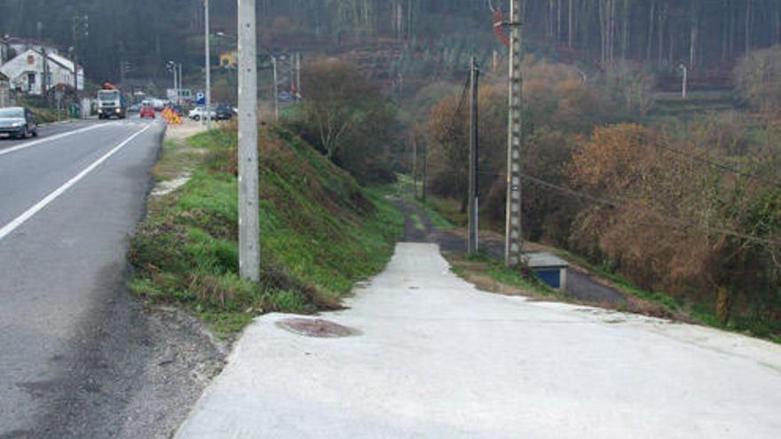 A la derecha, el Camiño Real que discurre paralelo a la carretera Marín Bueu entre Mogor y Aguete.  // JS