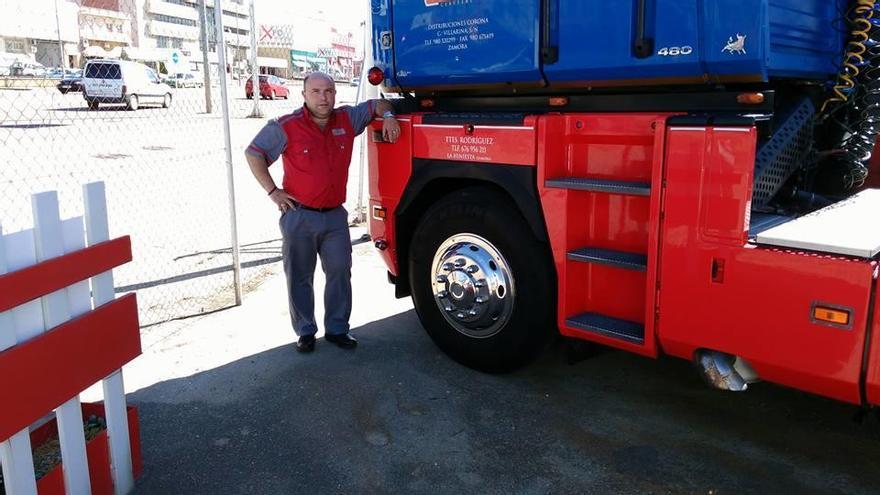 Pedro Rodríguez junto a su camión.