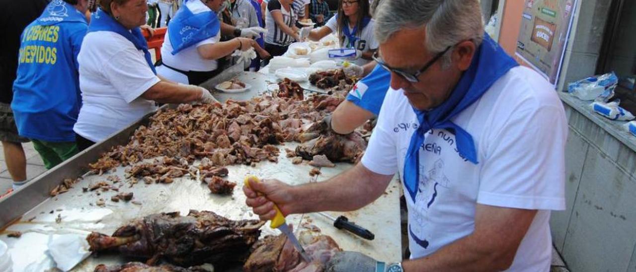 Alejandro García despieza una paletilla de cerdo.