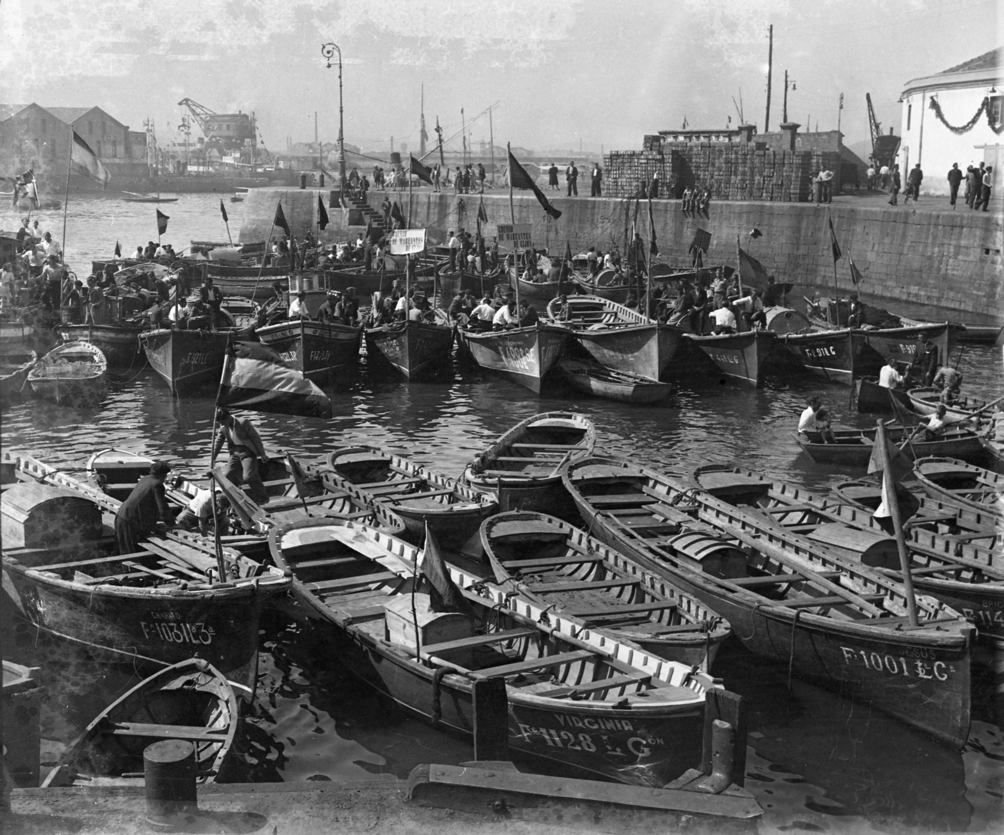 Embarcaciones del Gremio de Mareantes de Gijón en el Muelle el día de la visita Franco. Gijón/Xixón, 7 de septiembre de 1942. Col. Muséu del Pueblu d’Asturies