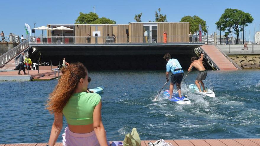 La plataforma flotante de O Parrote, en A Coruña, estrena una piscina y hostelería:  "La idea es recuperar un espacio que tradicionalmente la gente utilizaba para bañarse"