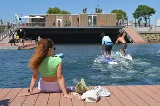 La plataforma flotante de O Parrote, en A Coruña, estrena una piscina y hostelería:  "La idea es recuperar un espacio que tradicionalmente la gente utilizaba para bañarse"