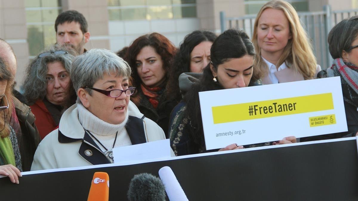 Manifestación de activistas de derechos humanos a favor de la libertad de Kiliç, presidente de AI en Turquía, ante el juzgado de Estambul, el 31 de enero.