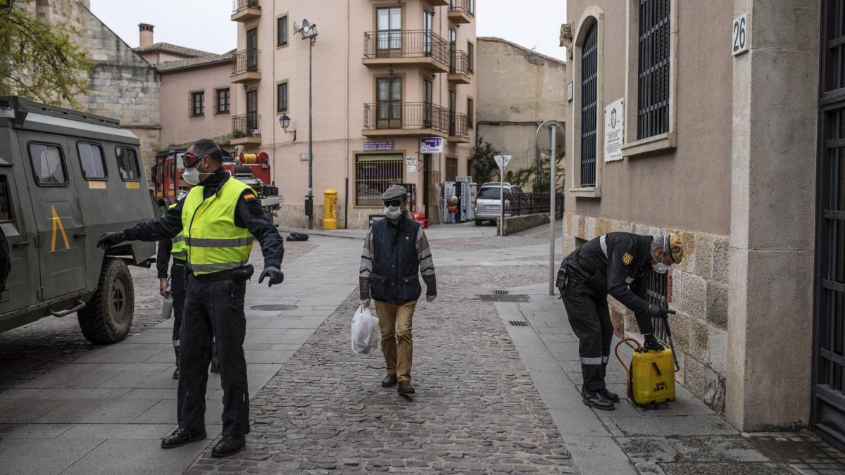 La UME, lista para desinfectar una residencia de la capital.